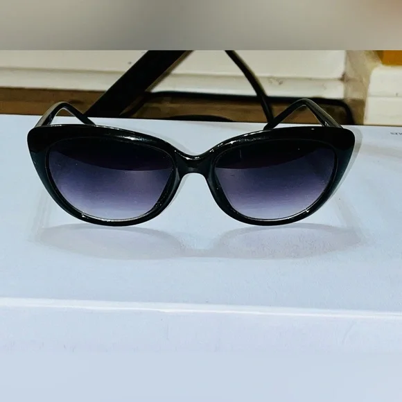 Vince Camuto Black Oversized Sunglasses - Picture 6 of 10